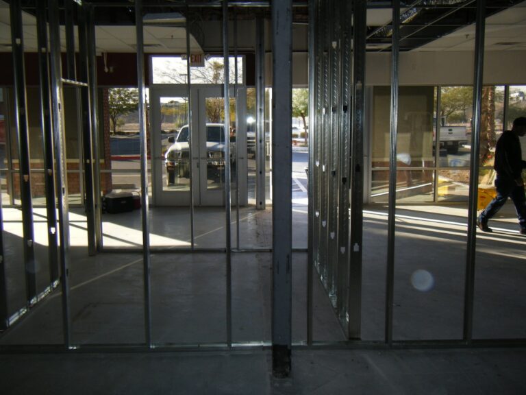 01_metalframingwithstorefront